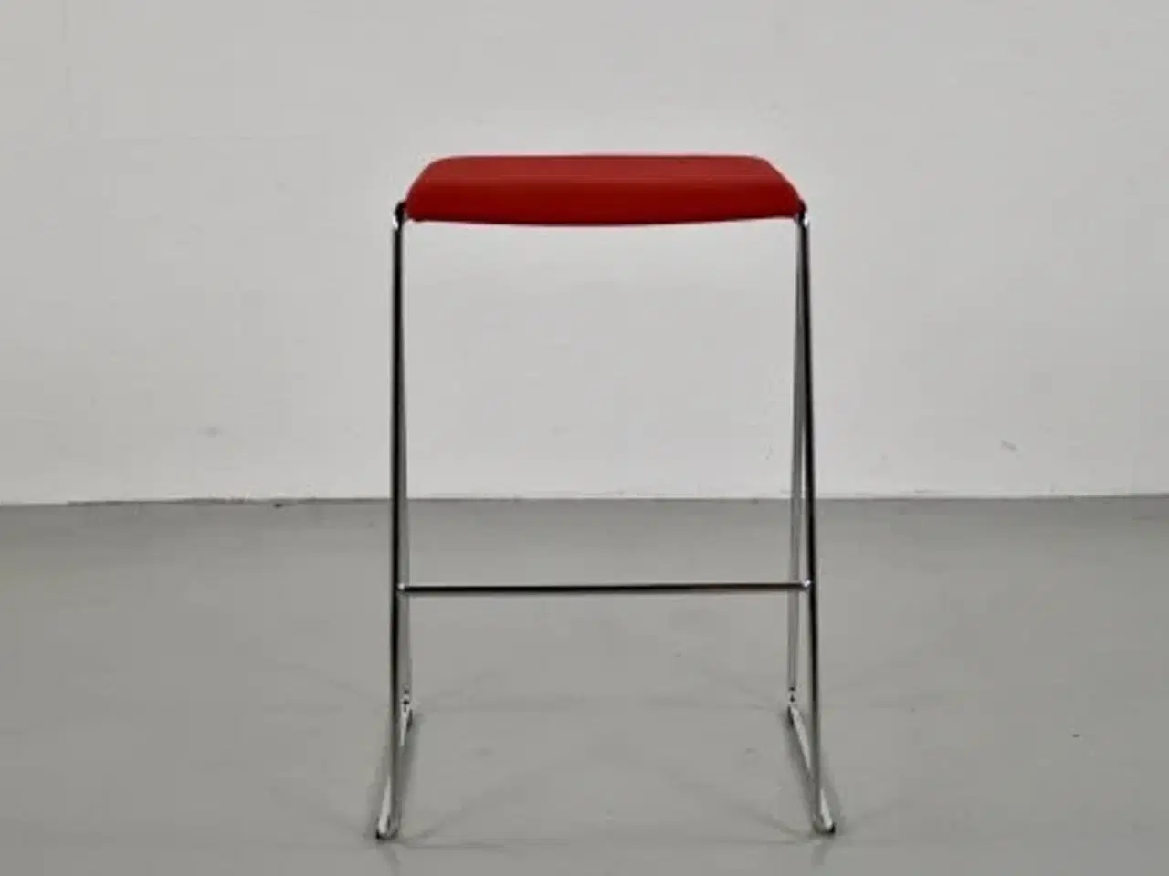 Billede 1 - Savir gate barstol med rødt polster på sædet og på krom stel