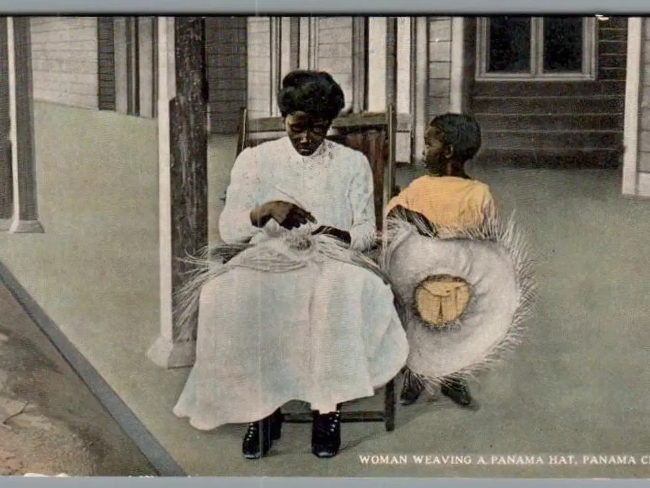 Billede 1 - Women Weaving a Panama Hat - Panana City - Ubrugt