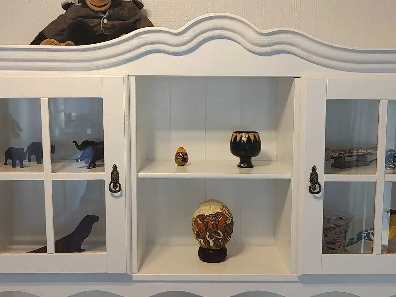 Billede 2 - Ny malet vitrineskab 