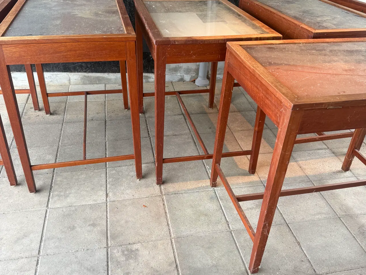 Billede 1 - Antik, træbord, glas montre, unika, vintage