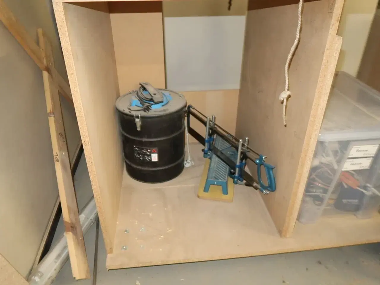 Billede 11 - Arbejdsborde/reoler med div. Varelager og værktøj