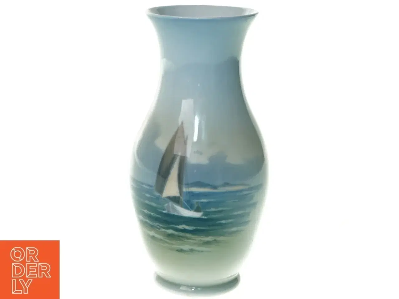 Billede 1 - Vase med sejlbåd. nr. 2765 / 2289. 18 cm. Royal Copenhagen. fra Royal Copenhagen (str. 18 x 8 cm)