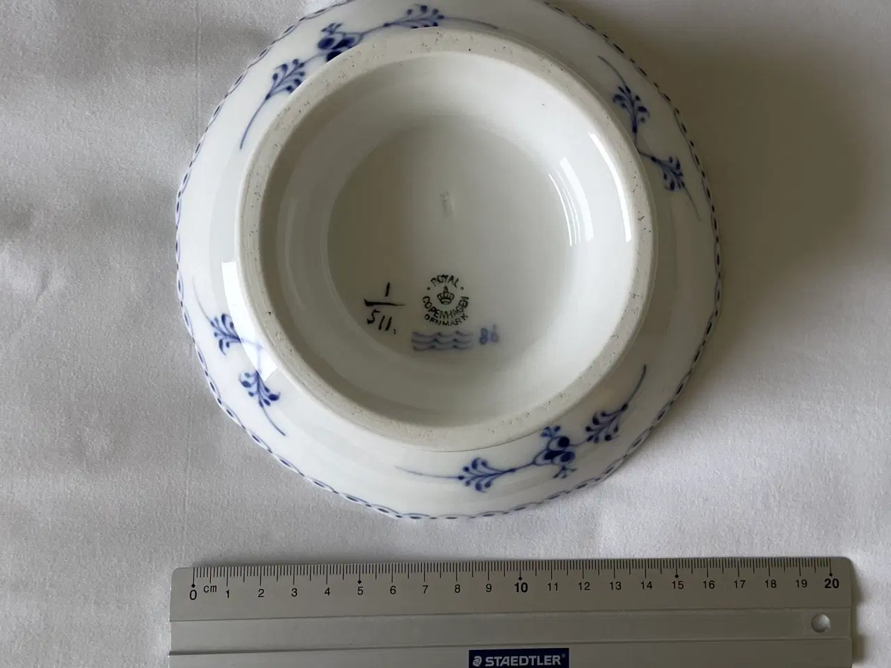 Billede 9 - Skål på fod, musselmalet halvblonde, Kgl. Porcelæn