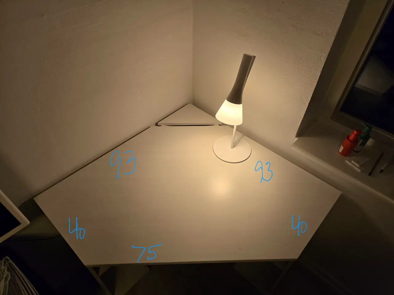 Billede 4 - Mindre hvidt hjørneskrivebord