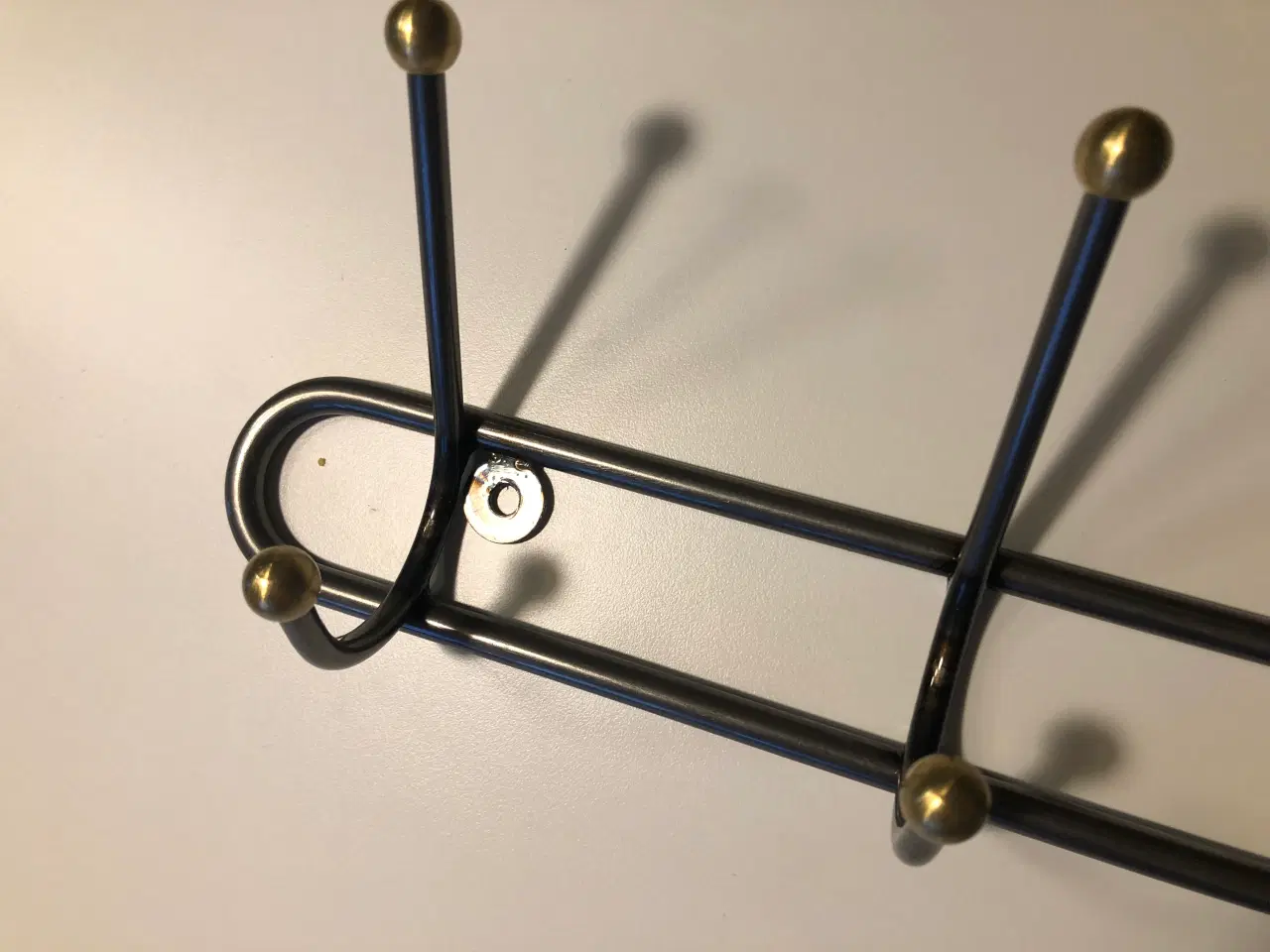 Billede 4 - Knagerække i lakeret stål med messing "knopper"