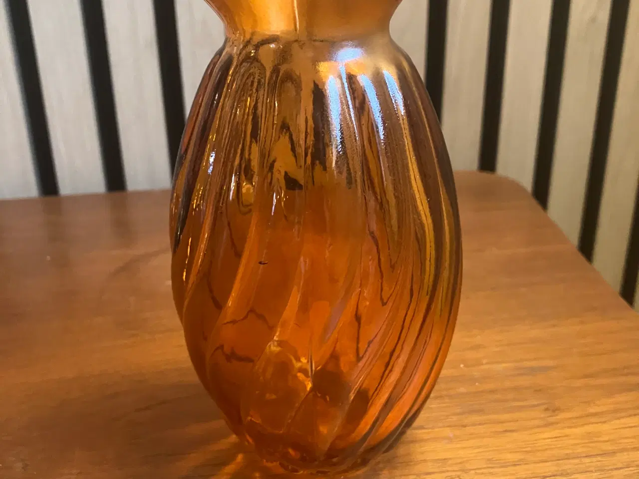 Billede 2 - Orange farvet vase i presset glas med swirl