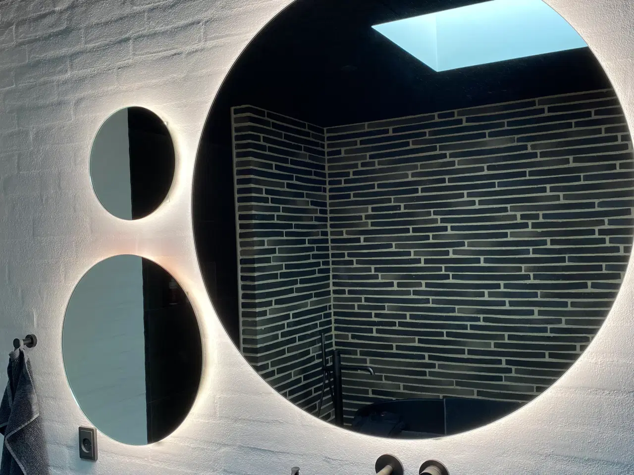 Billede 1 - 2 runde spejle med indbygget LED lys – ingen kant