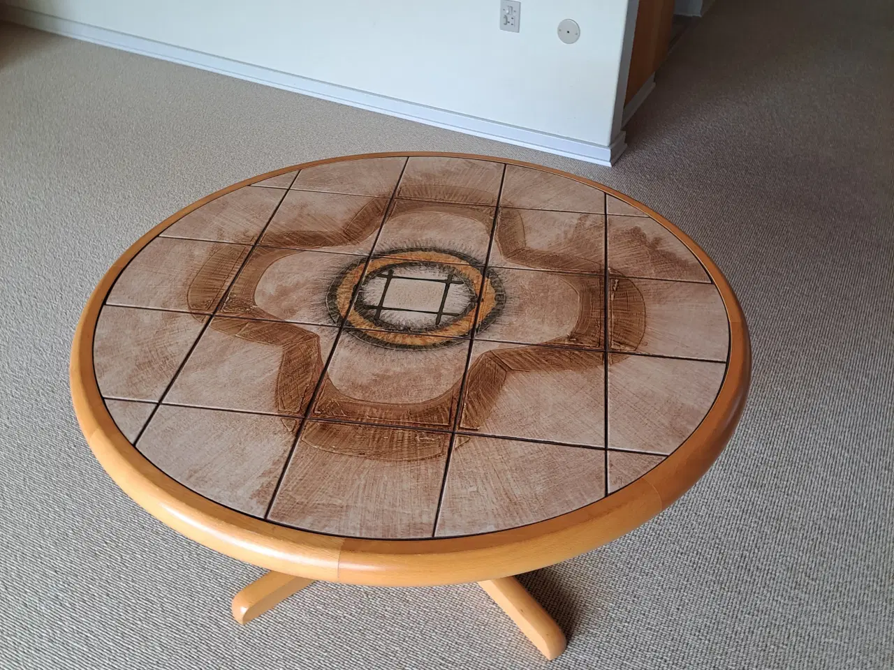 Billede 2 - Rund sofabord, kakler og bøg. Ø= 106 cm.