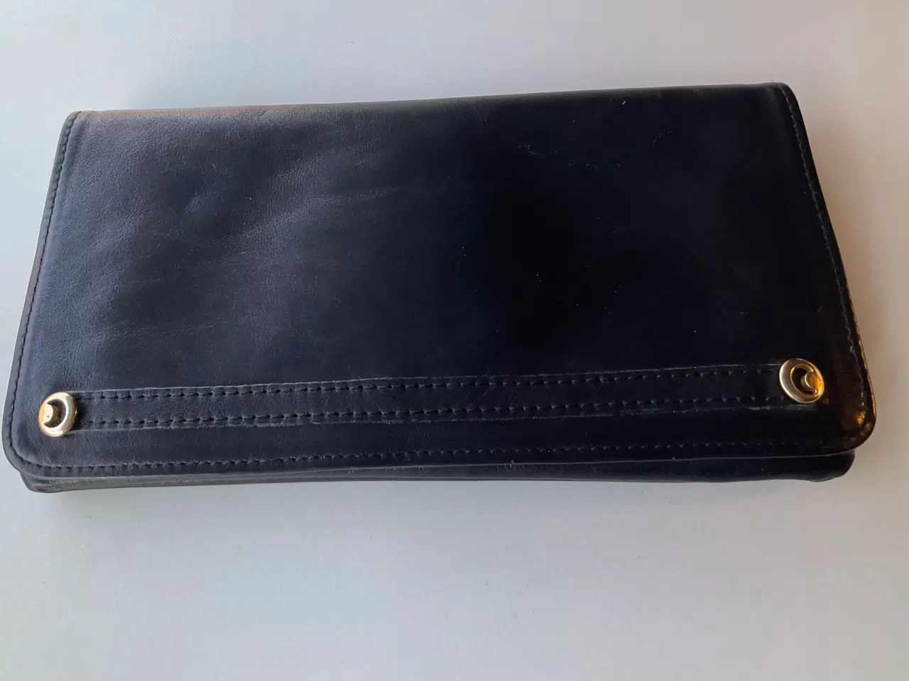 Billede 3 - Fin lille sort dametaske. Ca. 24x13 cm.