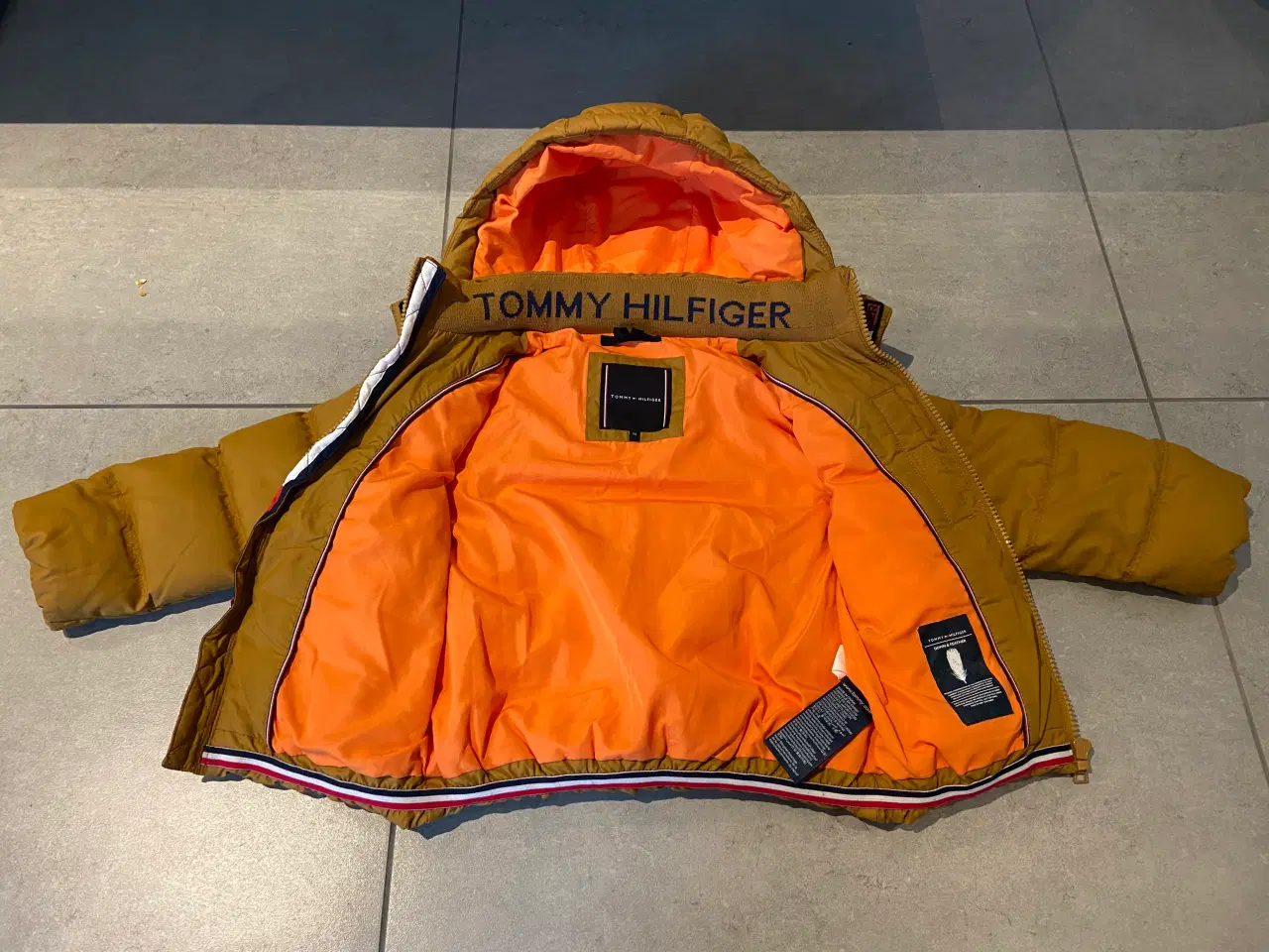 Billede 3 - Tommy Hilfiger jakke str. 98 (som ny!)