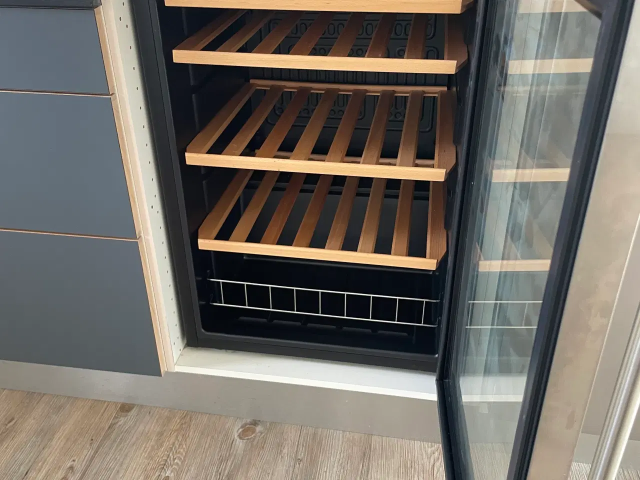 Billede 2 - Vinkøleskab 130 liter mrk Logik