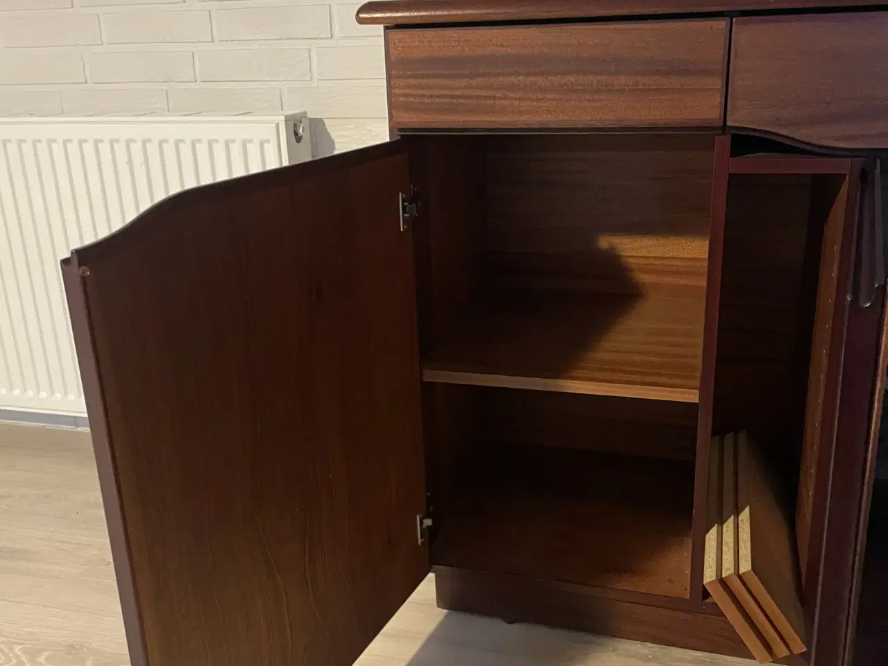 Billede 3 - Flot Skovby skænk i massiv mahogni