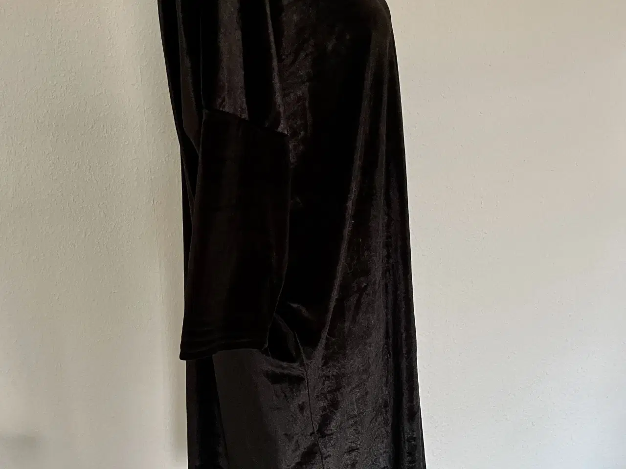 Billede 2 - Sort velour kjole med 3/4 ærme, str. XL
