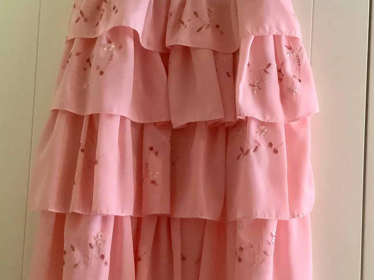 Billede 3 - Sart rosa farvet nederdel.