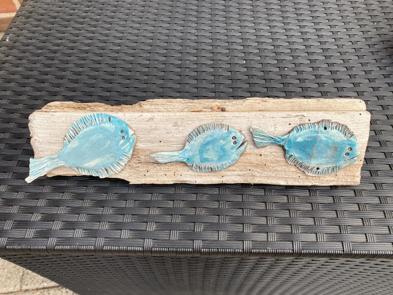 Billede 1 - keramik fisk på drivtømmer