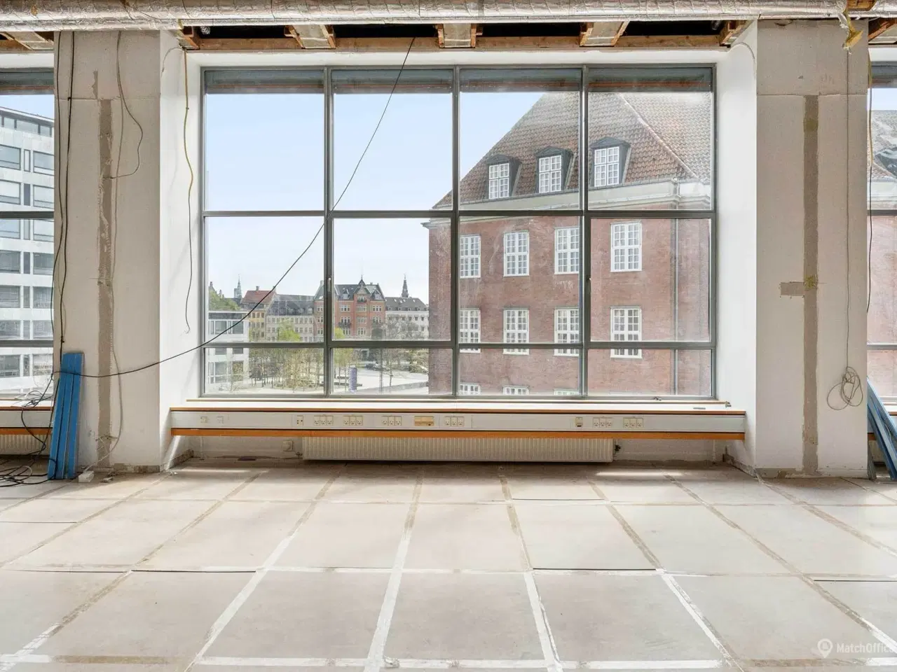 Billede 7 - Markant og eksponeret kontorhus med nem adgang til offentlig transport og parkeringsmuligheder.