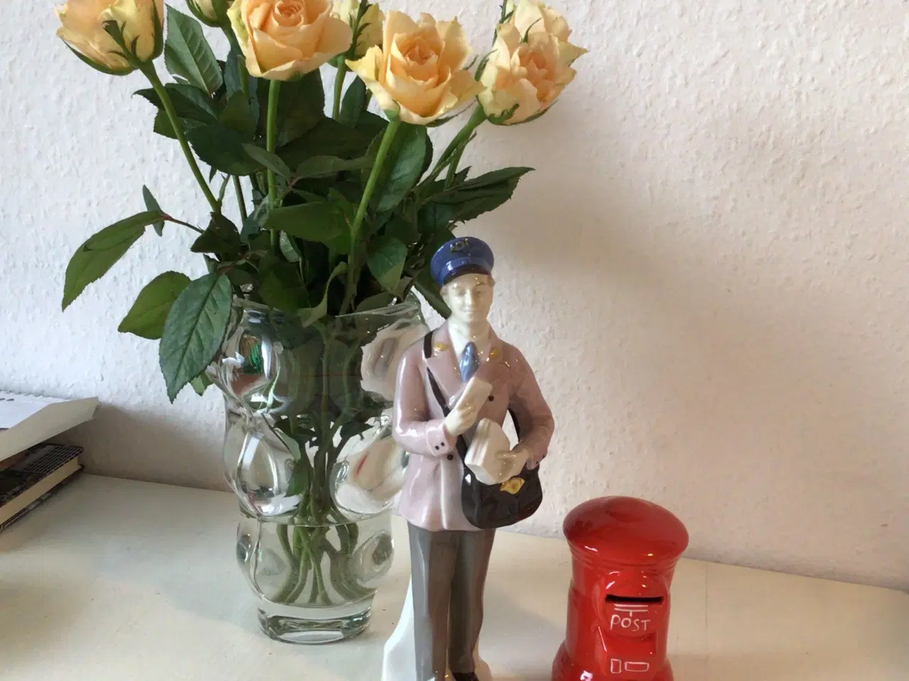 Billede 2 - Postbud og rød postkasse