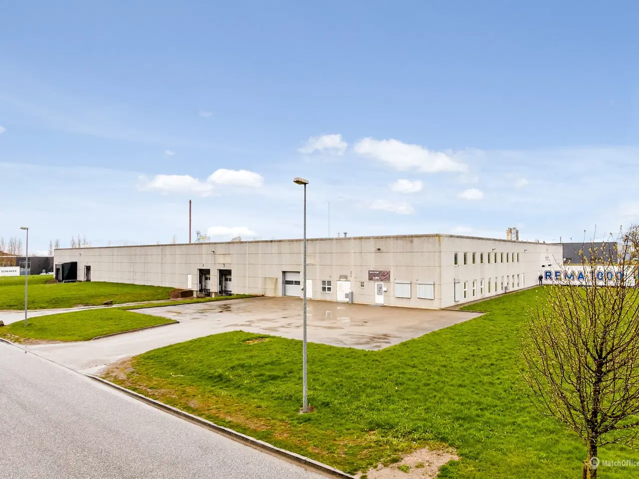 Billede 15 - Højloftet lagerhal med to læsseramper