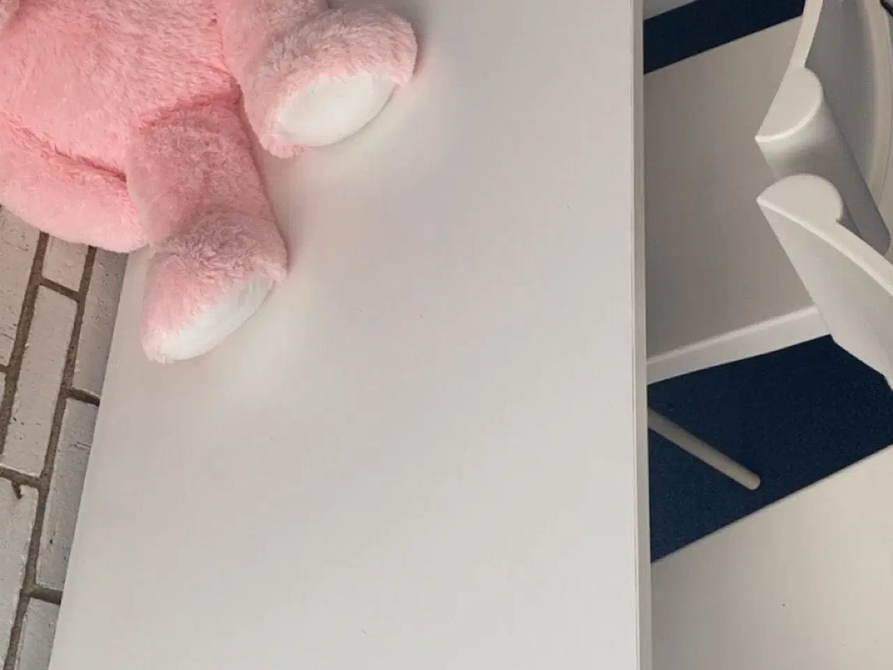 Billede 3 - Hvidt spisebord med 3 hvide stole