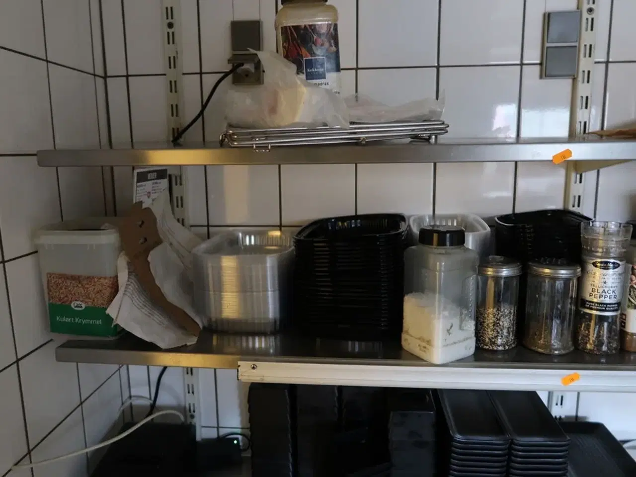 Billede 2 - 3 stk. rustfri stålhylder med indhold