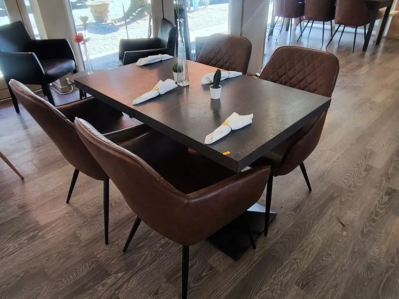 Billede 2 - To caféborde med fire stole