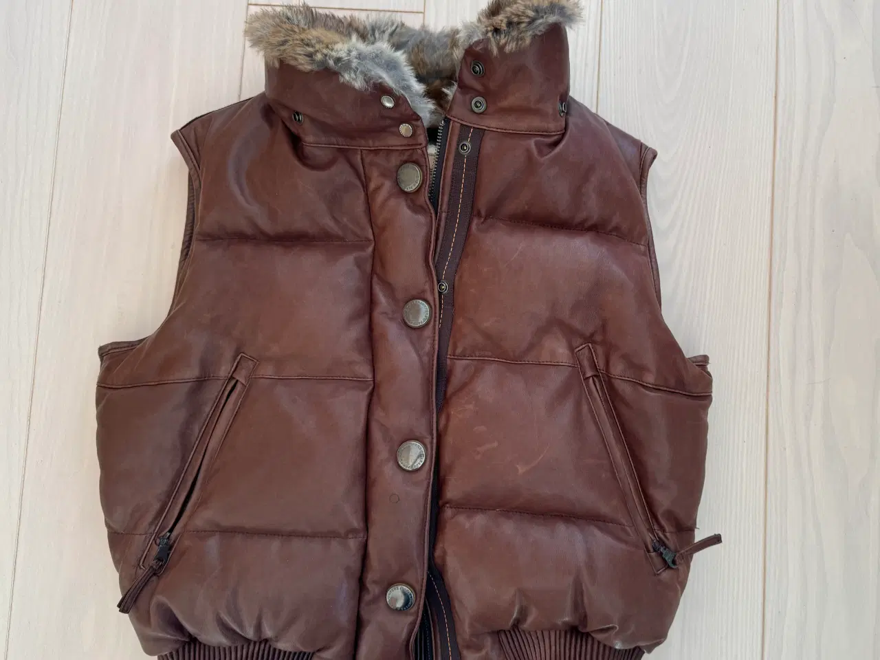 Billede 4 - Parajumpers lædervest med pelshætte