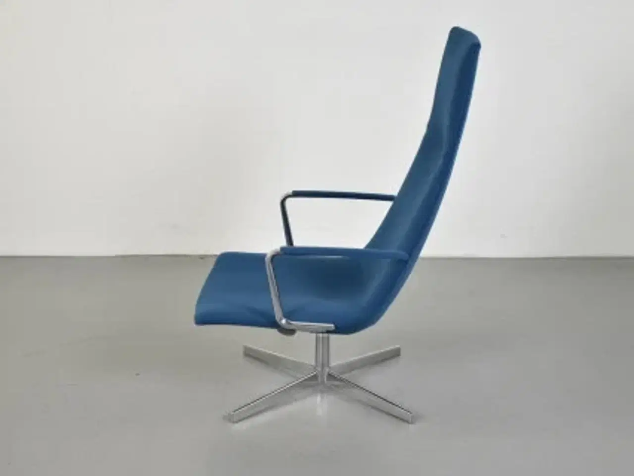 Billede 2 - Arper loungestol i blå med armlæn og krom stel
