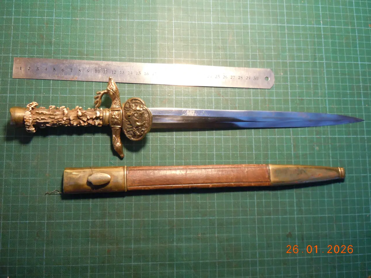 Billede 5 - Hirschfänger med messingbeslag i læderskede.