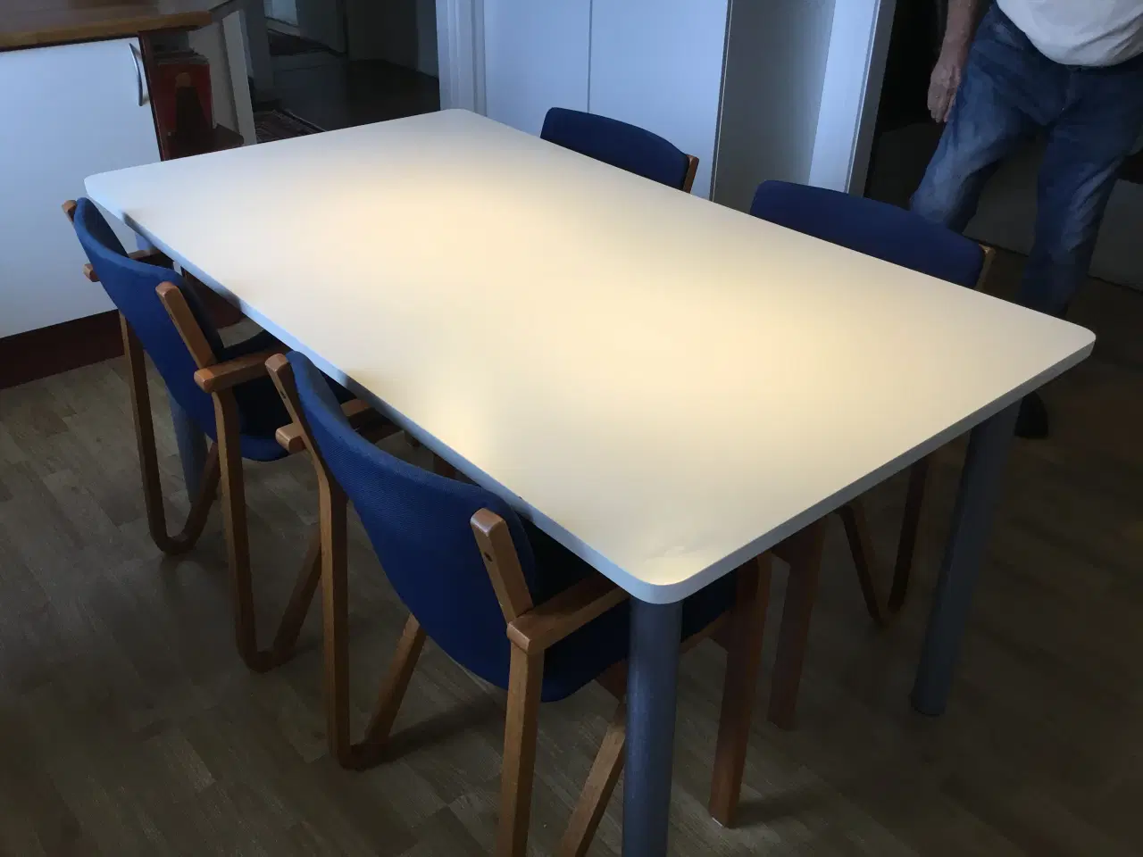 Billede 1 - Spisebord til køkken og 4 konference stole.
