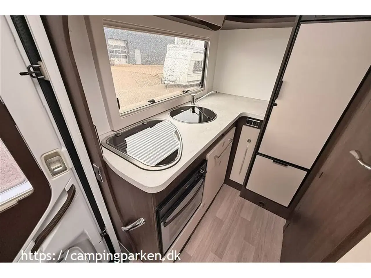 Billede 8 - 2021 - Benimar Tessoro 481   Kort autocamper med stor siddegruppe, totallængde kun 5,99 m.