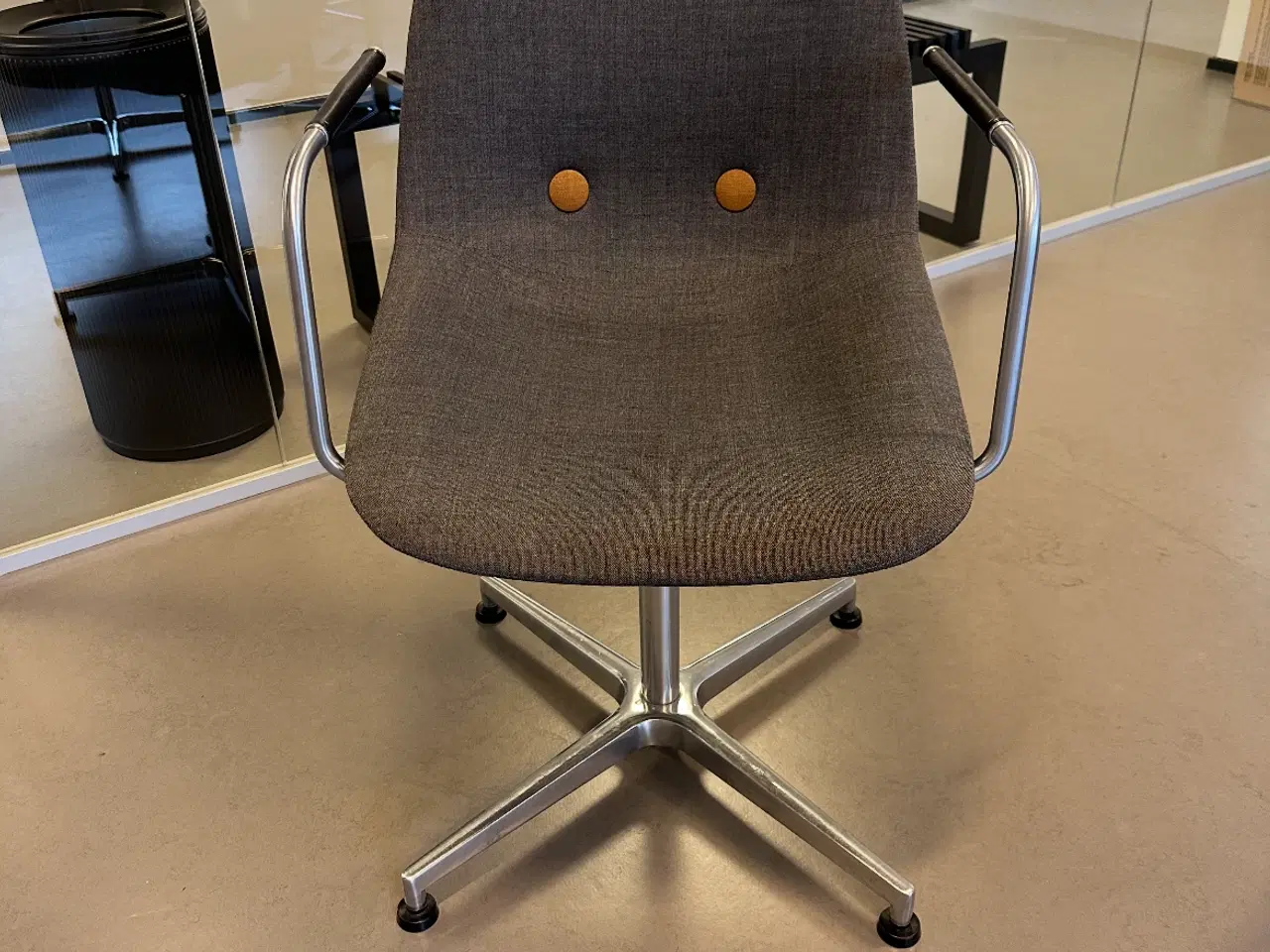 Billede 5 - Erik Jørgensen Eyes Swivel Armchair konference.