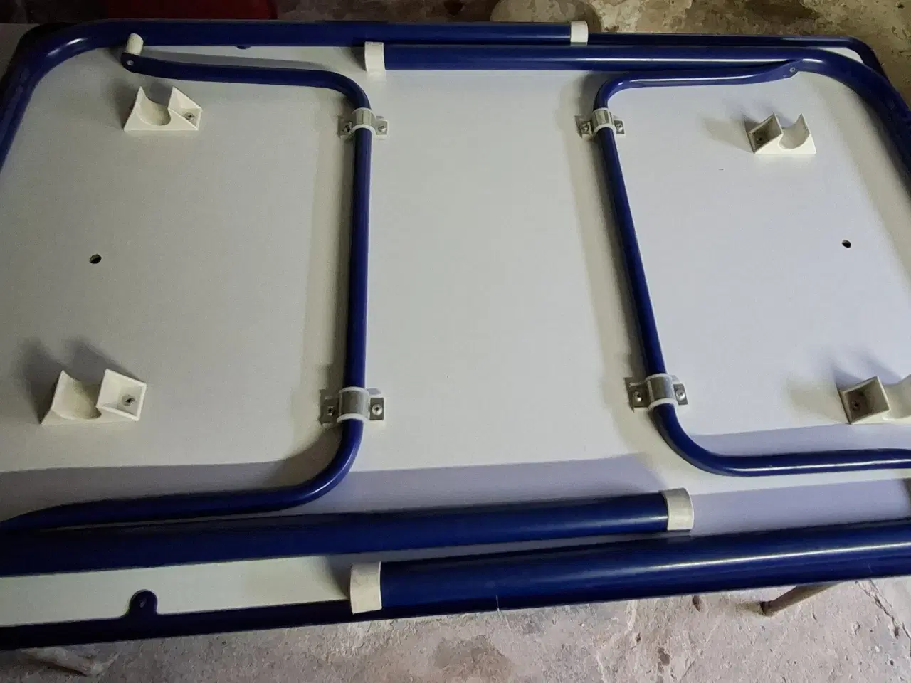 Billede 4 - Et Campingbord som står og er solid. 