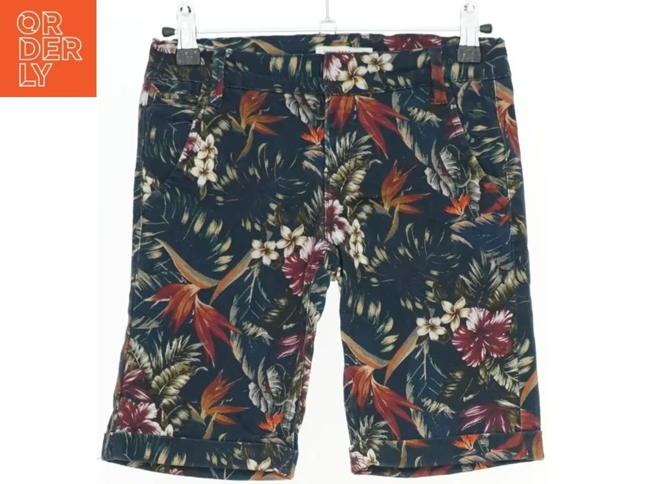 Billede 1 - Blomstrede shorts fra Basic needs (str. 134)