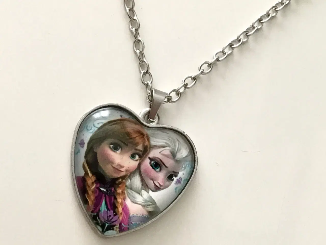 Billede 4 - Frost halskæde med Elsa og Anna hjertehalskæde 