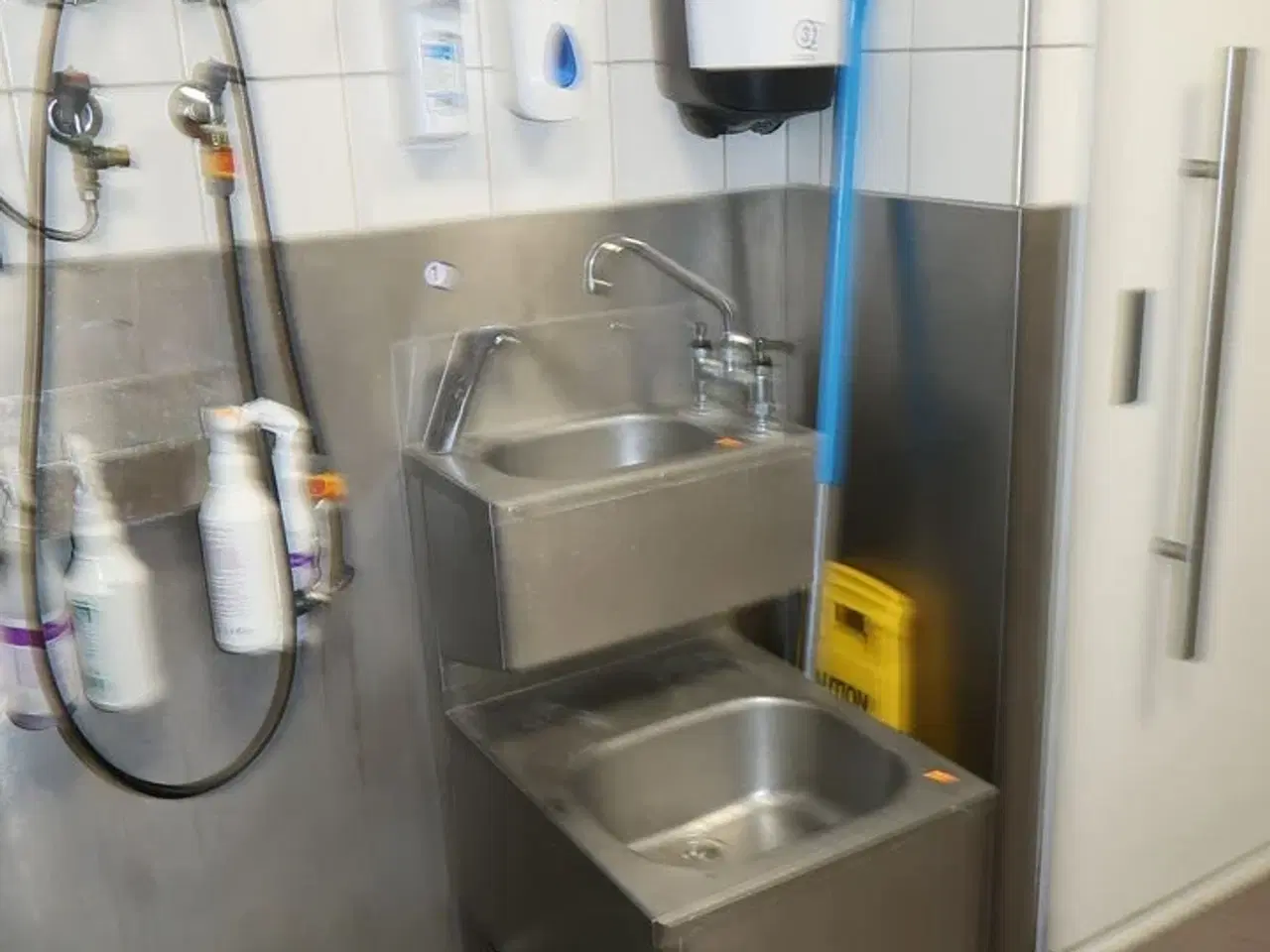 Billede 1 - Vaskestation, papirdispenser, sæbedispenser m.m.