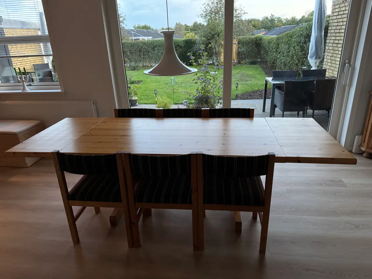 Billede 3 - Massiv og solidt lakeret spisebord + 6 stole
