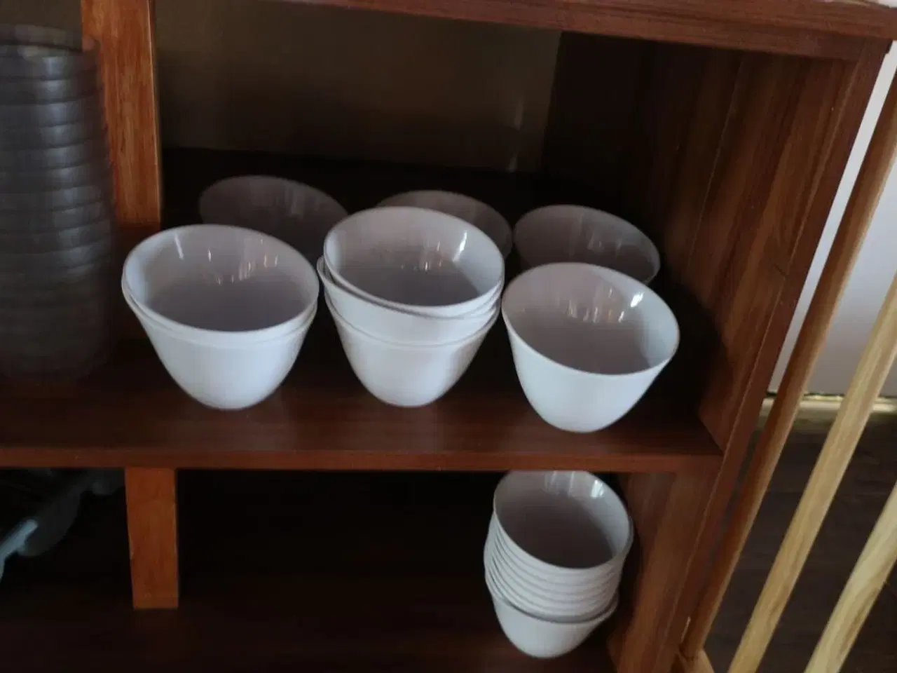 Billede 3 - Bord med indhold