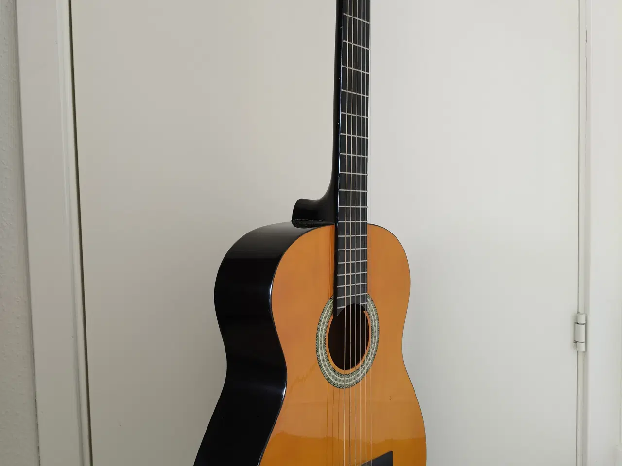 Billede 4 - Pæn og velholdt billig guitar