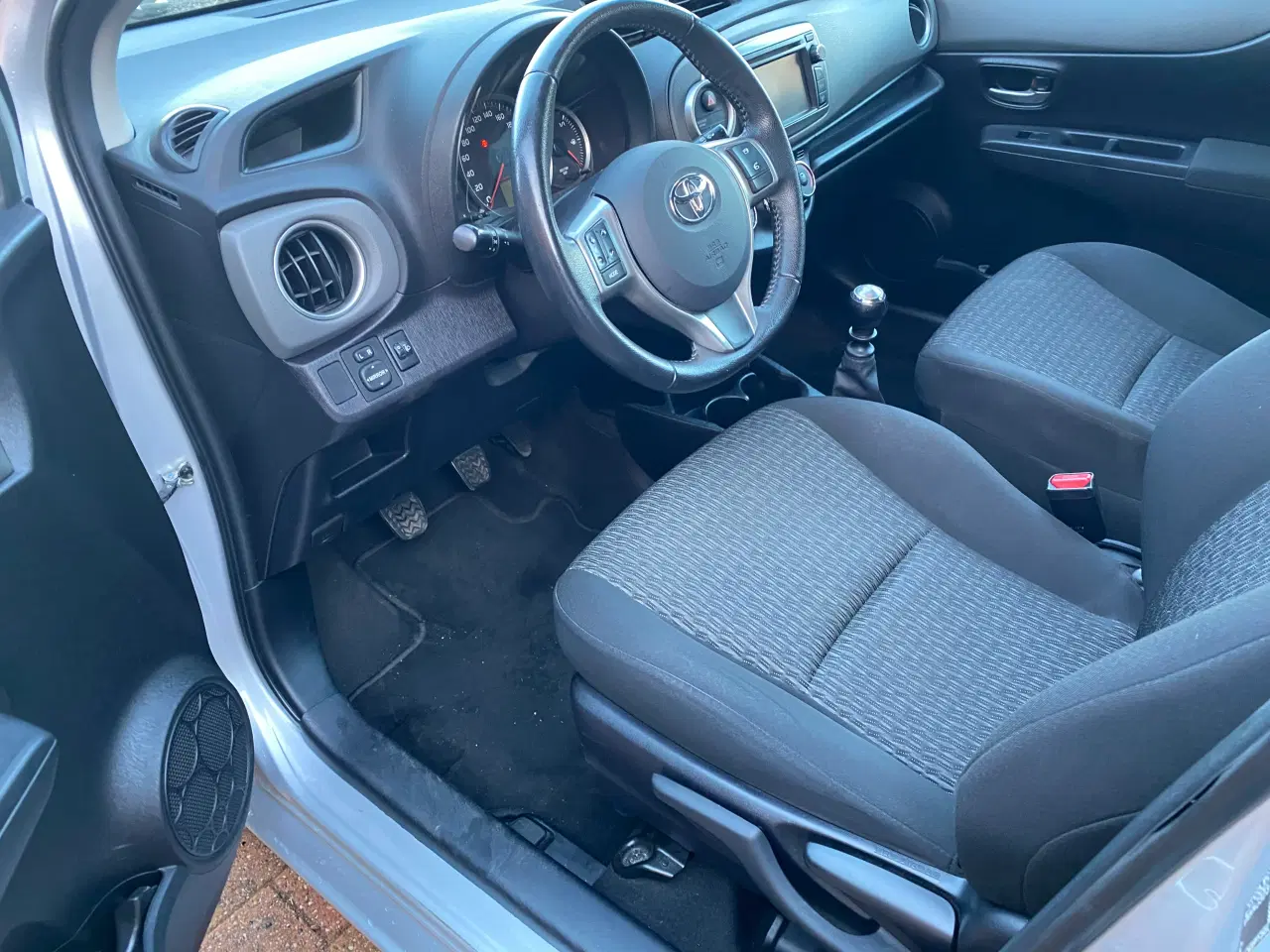 Billede 7 - Billig Yaris 1,3 5 dørs 2014 6 gears