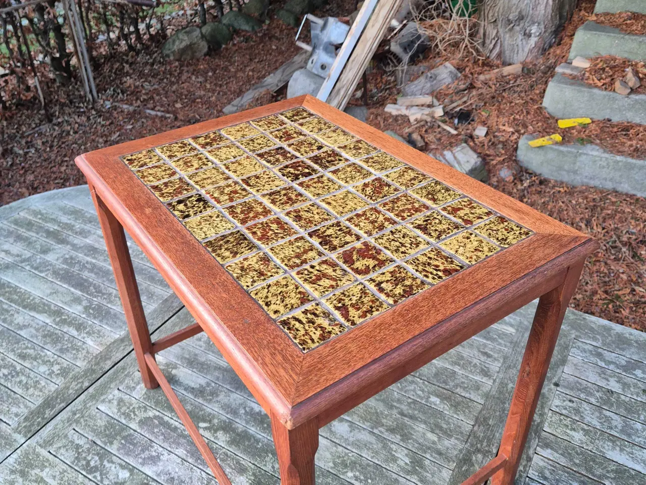 Billede 2 - Sidebord i teak med fine sandfarvede kakler