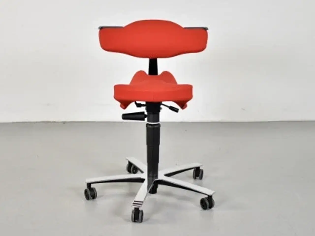 Billede 1 - Frapett kontor-/sadelstol med rødt polster og krom stel