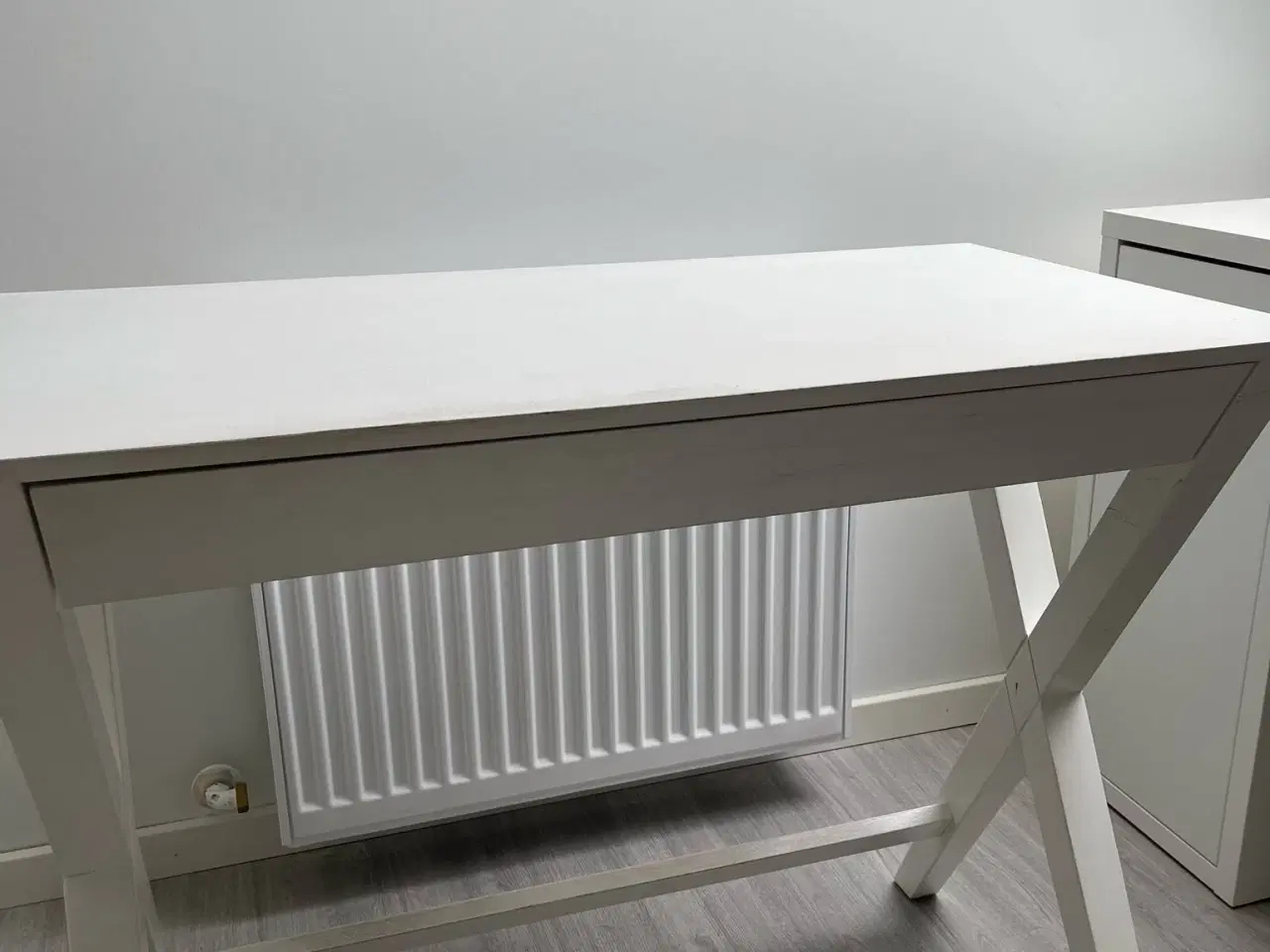 Billede 1 - Arbejdsbord i hvid træ