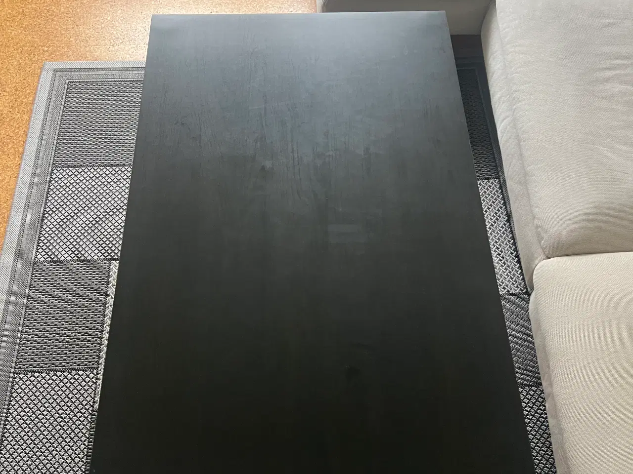 Billede 4 - Sofa (Stue), bord, tæppe selges