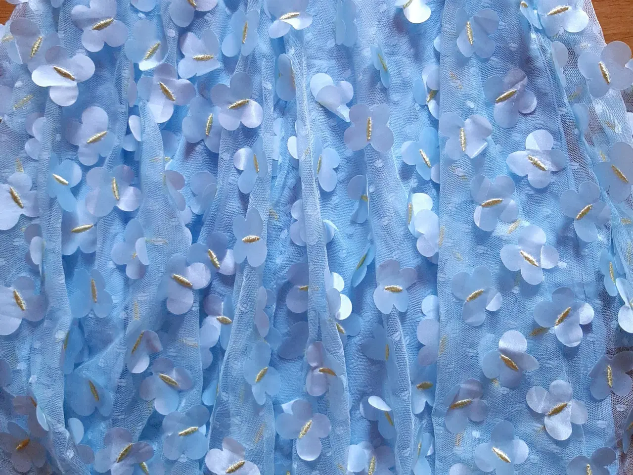 Billede 3 - Florlet lyseblå sommerkjole med sommerfugle 