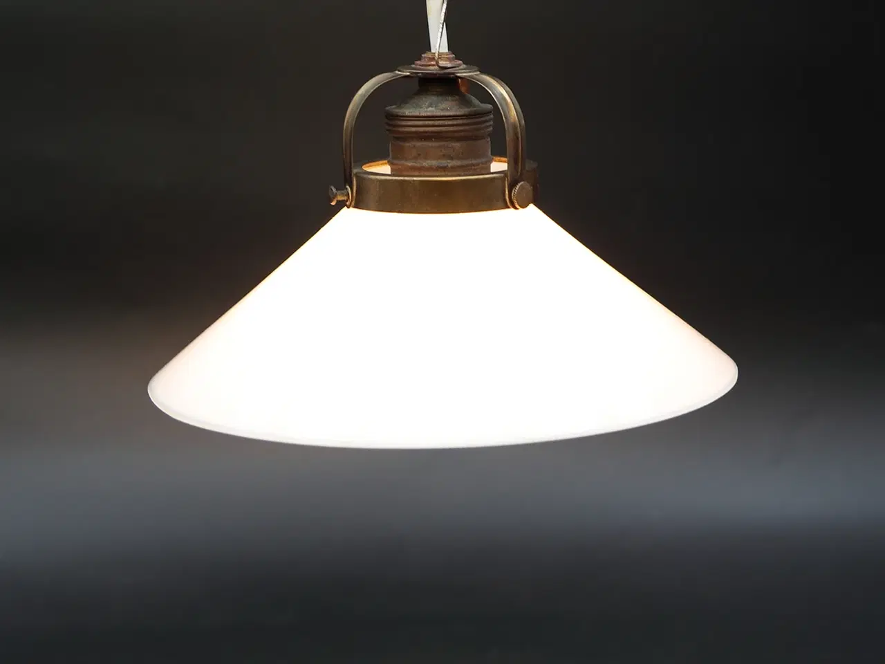 Billede 2 - Dansk skomagerlampe i opalglas fra 1940–50’erne
