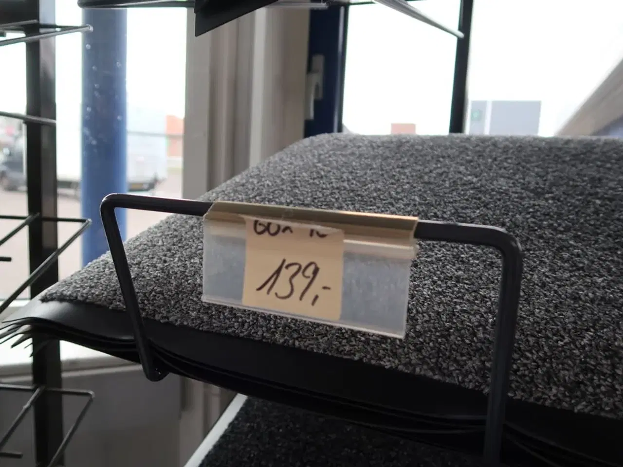 Billede 3 - Hylde med dørmåtter