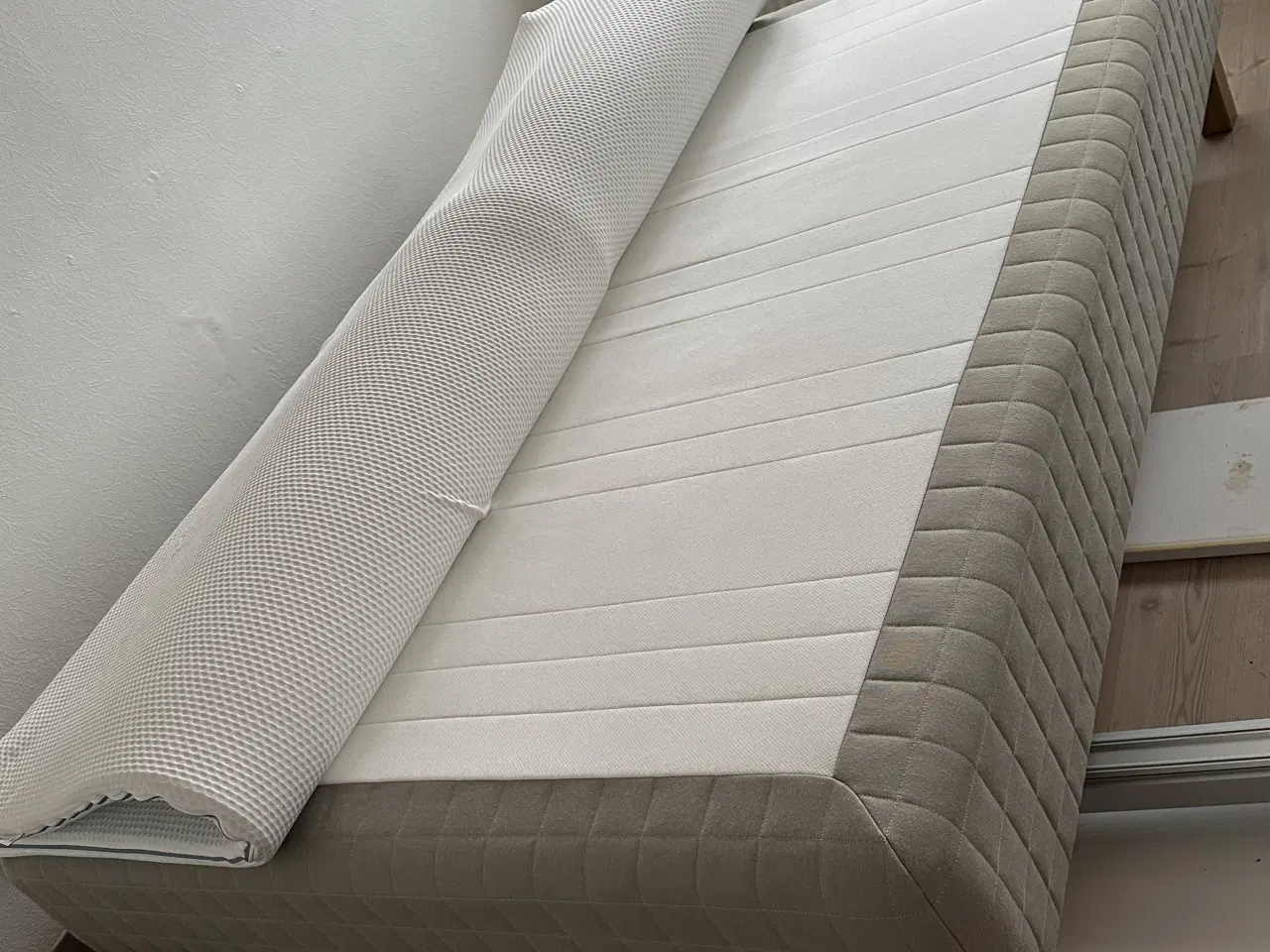 Billede 2 - Næsten ny boxmadras med topmadras og ben