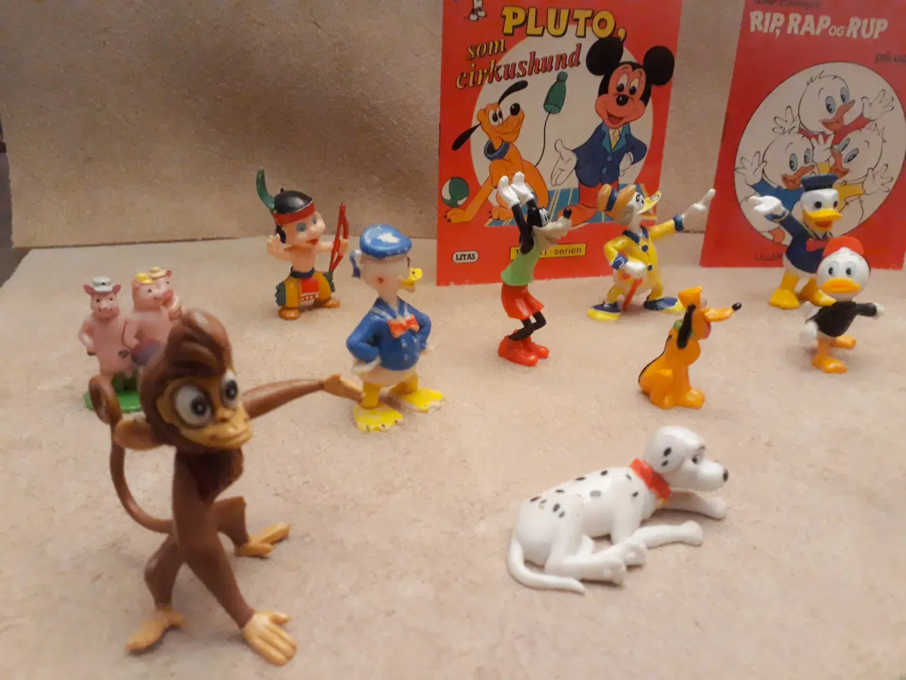 Billede 4 - 18 Disney Figurer, 2 Disneys Bøger