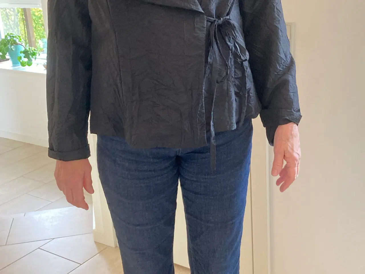 Billede 3 - Lækker og behagelig sort festjakke