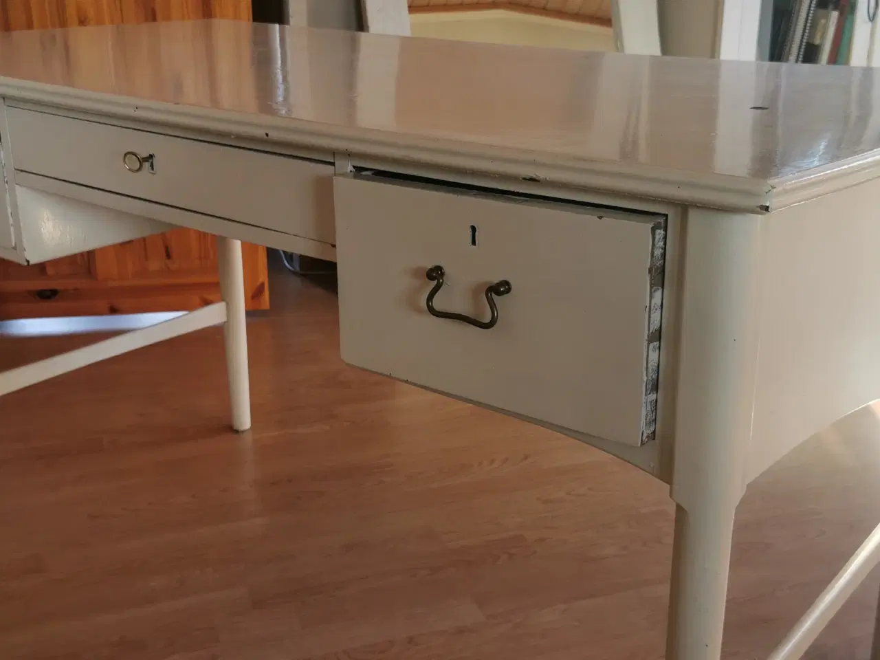 Billede 1 - Sjovt gammelt skrivebord med hylde på bagsiden